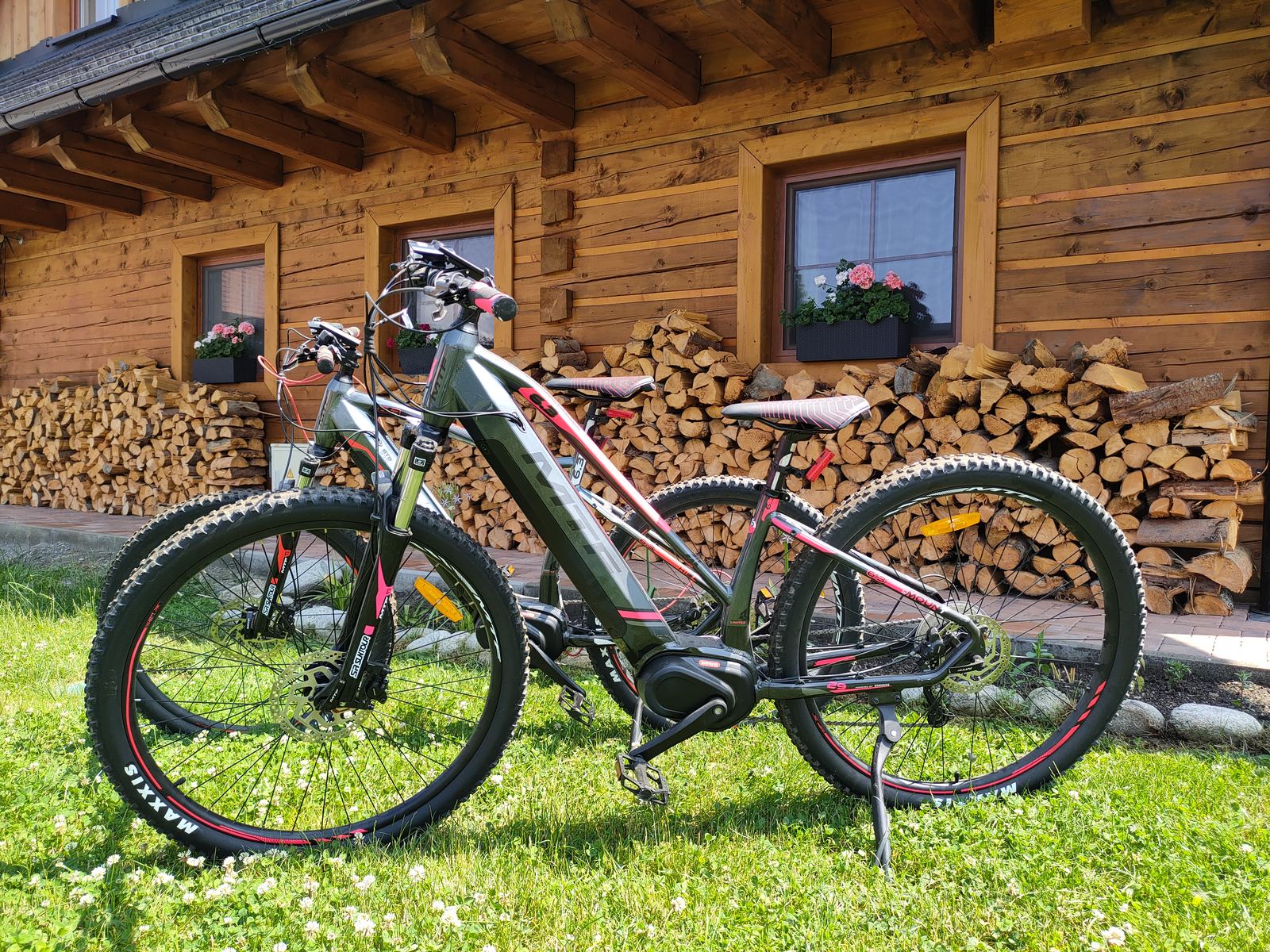 Elektrobicykle pripravené pred drevenicou