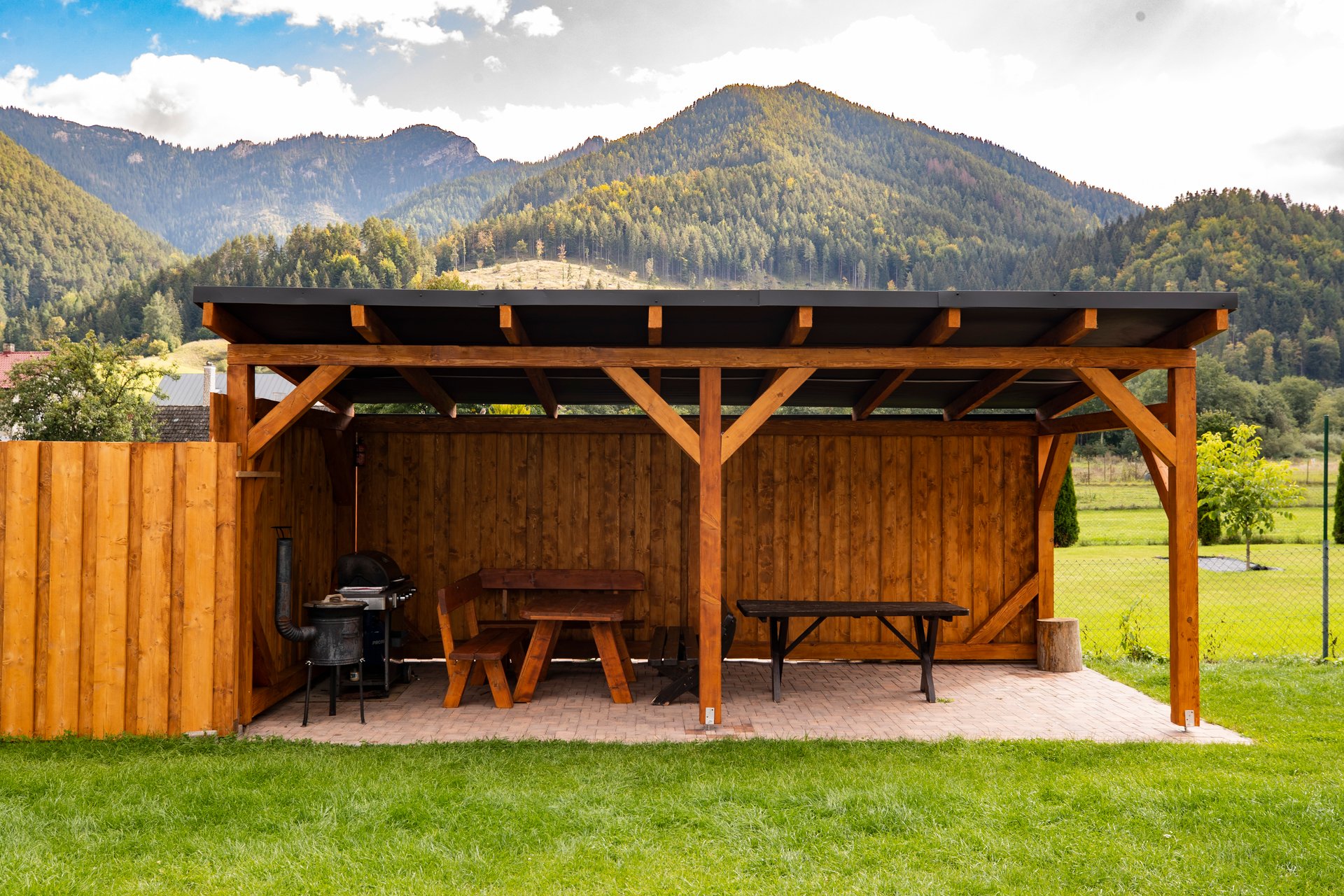 Vonkajší altánok s posedením a grilom, v pozadí Nízke Tatry